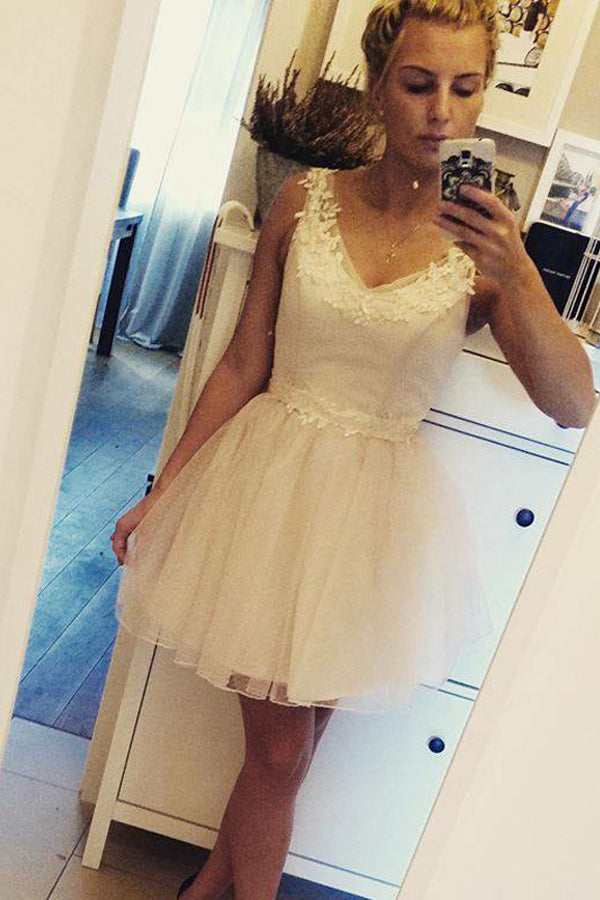 White A Line V Neck Sleeveless Appliques Short Homecoming Dresses